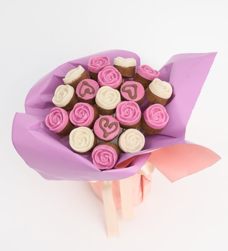 Sarı Bukette Pembe Çardak Güller ve Papatyalar